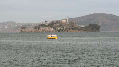 Kleines-Boot-Vorbei-An-Der-Insel-Alcatraz
