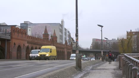Stark-Befahrene-Straße-In-Berlin-Deutschland