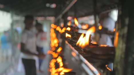 Brennende-Kerzen-In-Einem-Srilankischen-Tempel