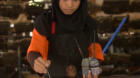 Malaysische-Frau-Malt-Eine-Batik-2