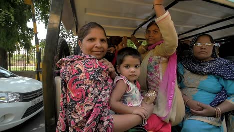 Indian-Family-in-Tuk-Tuk