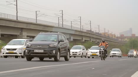 Verkehr-Auf-Einer-Autobahn-In-Indien