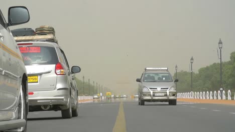 Coches-conduciendo-a-lo-largo-de-una-autopista-india
