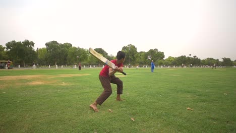 Indische-Kinder,-Die-Cricket-Spielen