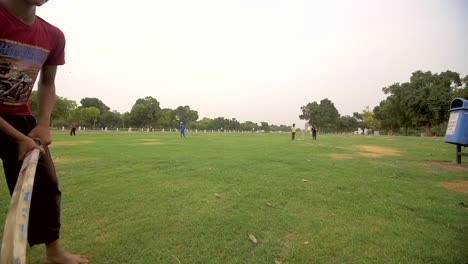 Indische-Kinder-Spielen-Cricket