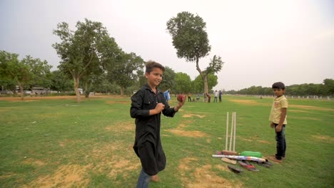 Kinder-Bowling-Im-Cricket-Spiel