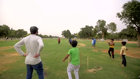 Indische-Kinder,-Die-In-Einem-Park-Cricket-Spielen