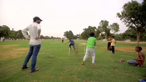 Joven-indio-Wicket-Keeper-atrapa-una-pelota