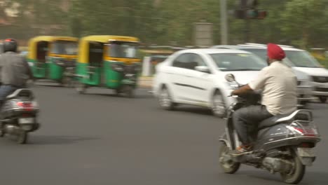 Indische-Männer,-Die-Mopeds-Fahren