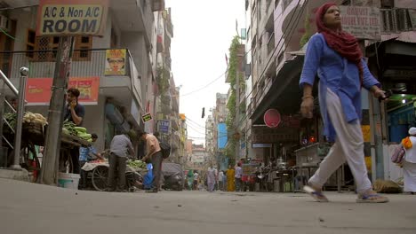 Mädchen,-Das-Einer-Frau-In-Einer-Indischen-Straße-Nachläuft