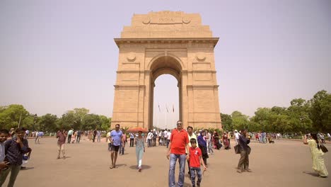 Tourists-at-India-Gate