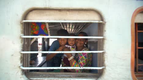 Indische-Frau-Und-Kinder-In-Einem-Zug