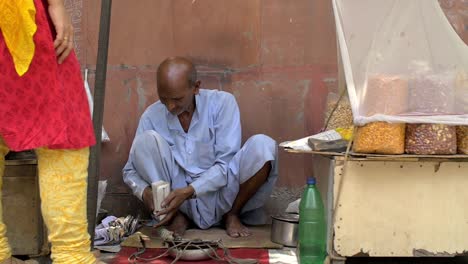 Anciano-preparando-y-vendiendo-una-bolsa-de-nueces