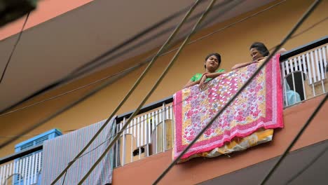 Indisches-Mädchen-Und-Frau-Reden-Auf-Einem-Balkon