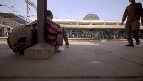Hombre-sentado-en-la-plataforma-del-tren