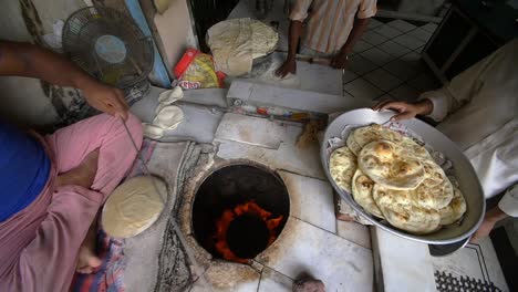 Hombre-cocinando-comida-callejera-india