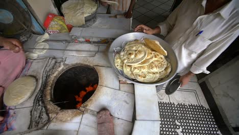 Hombre-cocinando-comida-india-tradicional-de-la-calle