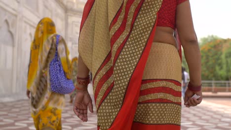 Dama-india-vestida-tradicionalmente-caminando