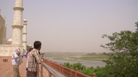 Personas-con-vistas-a-los-terrenos-del-Taj-Mahal