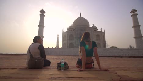 Herumschwenken-Mädchen-Mit-Blick-Auf-Taj-Mahal