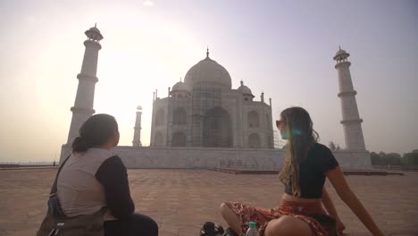Enthüllen-Aufnahmen-Von-Touristen,-Die-Das-Taj-Mahal-Betrachten