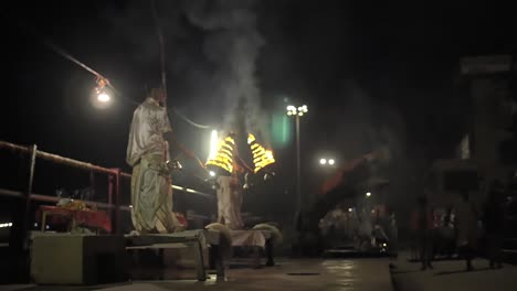 Fokus-Ziehen-Auf-Varanasi-Nachtzeremonie
