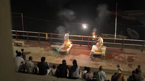 Abendzeremonie-In-Varanasi-Indien