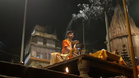 Religiöse-Zeremonie-In-Der-Nacht-In-Indien