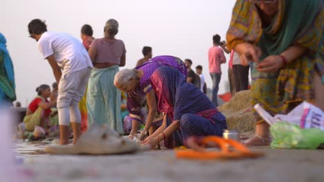 Traditionell-Gekleidete-Indische-Frau-Am-Fluss-Ganges