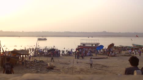 Verfolgung-Von-Menschenmengen-Im-Fluss-Ganges