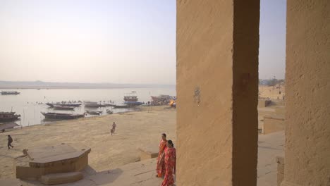 Indische-Frau,-Die-Entlang-Ganges-Geht