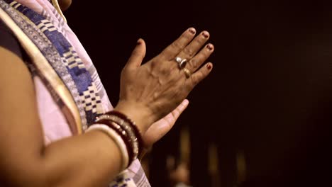 Dame,-Die-Bei-Der-Nachtzeremonie-In-Varanasi-Klatscht