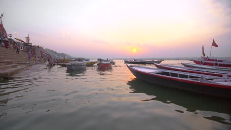 Fluss-Ganges-Bei-Sonnenuntergang