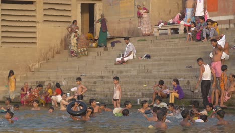 Kinder-Spielen-Im-Fluss-Ganges