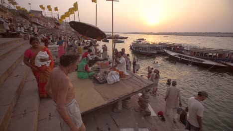 überfüllte-Uferpromenade-In-Varanasi