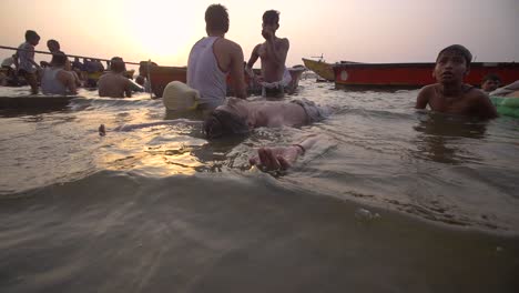 Kinder-Spielen-Im-Fluss-Ganges-Bei-Sonnenunterganges