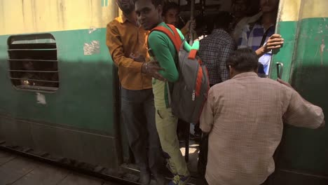 Pasajeros-que-abordan-un-tren-lleno-de-gente-en-India