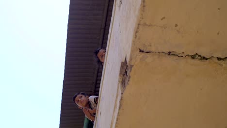 Zwei-Indische-Jungs-Lehnen-Sich-über-Einen-Balkon