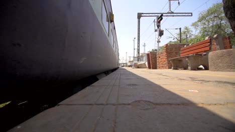 Tren-en-movimiento-junto-a-la-plataforma-del-ferrocarril