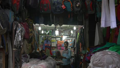 Indischer-Ladenbesitzer-In-Kleinem-Laden