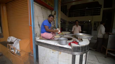 Indischer-Mann-Kocht-Naan-In-Einem-Brotofen-Bread