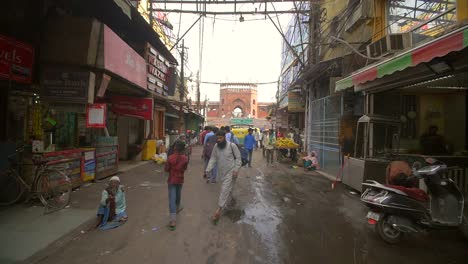 Menschen-Gehen-Eine-Straße-Entlang-In-Richtung-Jama-Masjid