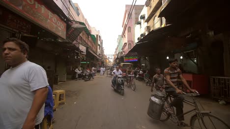 Rikschas-Und-Mopeds-In-Einer-Straße-In-Delhi