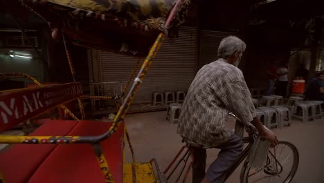 Ein-Mann-Steuert-Eine-Rikscha-Durch-Eine-Straße-In-Delhi