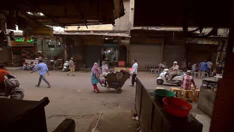 Mujer-india-estaciona-un-carro-en-una-calle-de-Delhi