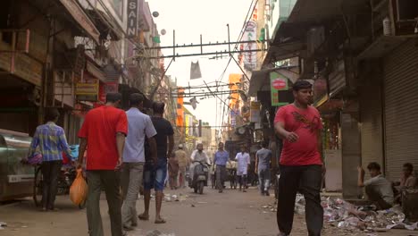 Menschen,-Die-In-Indien-Eine-Straße-Entlang-Gehen