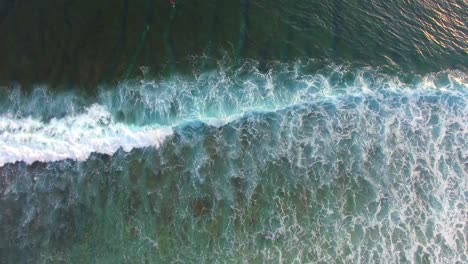Fliegen-über-Surfer-In-Malerischer-Indonesischer-Bucht