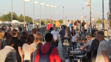 Musiker-Als-Straßenmusikant-Auf-Der-Brücke-In-Berlin