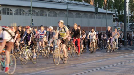 Radfahrergruppe-In-Berlin-2