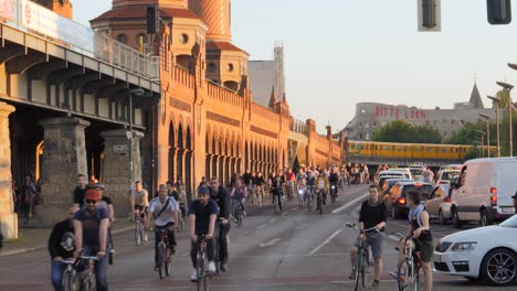 Radfahrer-Fahren-Durch-Berlin-Bei-Sonnenuntergang